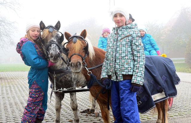 Leonie und Amelie mit ihren Lieblingen aus Hohenzell