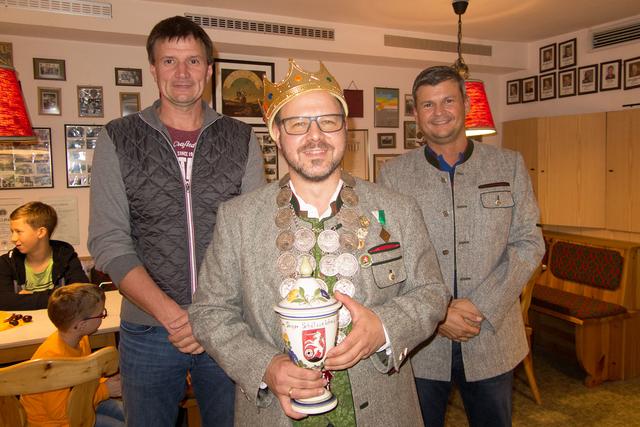 Schützenkönig Stefan Ehrentraut mit seinen Adjutanten Reinhold Pöschl und Jürgen Schreihofer
