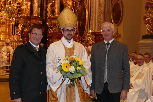 Bgm. Bernhard Spitzer (l.) und Vzbgm. Patriz Rechberger (r.) überreichten Propst Bernhard Mayrhofer ein waidmännisches Präsent