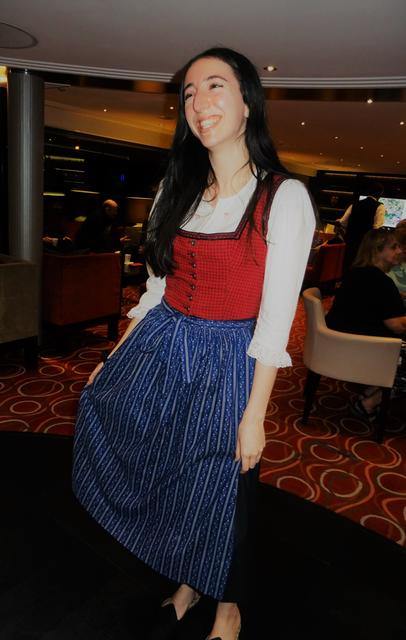 Nur dieser schlanken US-Lady passte unser OÖ-Dirndl-Kleid! | Foto: Mauthausen Tourismus