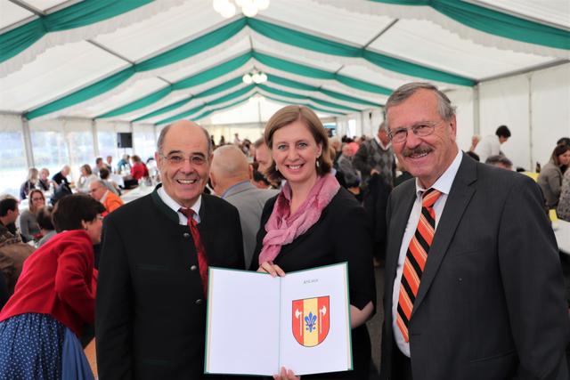 Bgm. Karl Ziegler, LR Barbara Eibinger-Miedl und Chronist Josef Riegler | Foto: Edith Ertl