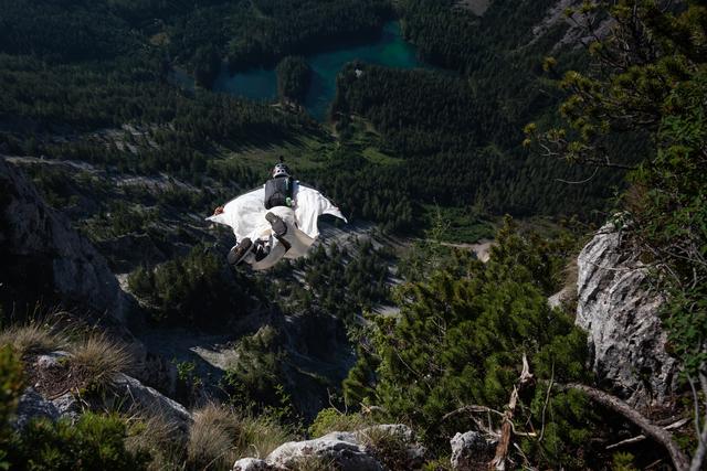 Basejumpen mit dem Wingsuit ist nur eines seiner vielen Abenteuer. | Foto: Monika Mehlmauer