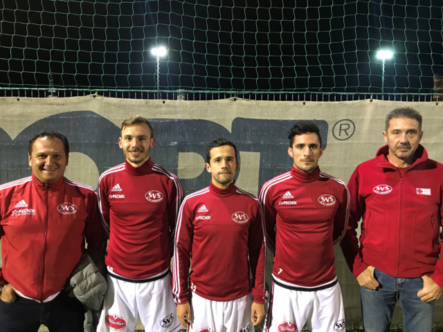 Trainer Alexander Suppantschitsch, Topscorer Thomas Ogradnig (18 Treffer), Marco Koller, Manuel Schüttelkopf und Sektionsleiter Andreas Ogradnig krönten sich und ihre Elf zum Herbstmeister.  | Foto: Ogradnig/KK