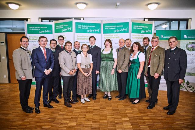 Nationalratsabgeordneter Andreas Minnich, NÖV-Direktor Hubert Holzer, Landtagsabgeordneter Christian Gepp, Obmann-Stellvertreter Lorenz Mayr, Lagerhaus-Direktor Leopold Scheibböck, Obmann Josef Hirsch, Bezirkshauptfrau Waltraud Müllner-Toifl, Präsident Johannes Schmuckenschlager, Obmann-Stellvertreterin Inge Stacher, Julius Schauerhuber, Obmann-Stellvertreter Gerhard Ratsch, Bezirksbäuerin Magdalena Grabler, Obmann Johann Hendler, Obmann Hannes Rohringer und Rudolf Schwarzböck.