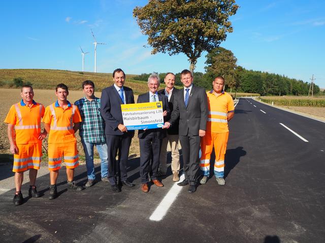 Die Bauarbeiten sind fertig, die L26 ist nun für den kommenden Winter gerüstet: Christian Schwarz und Thomas Brenner von der Straßenmeisterei Korneuburg, Jürgen Genner (Leiter-Stellvertreter der Straßenmeisterei Korneuburg), NÖ Straßenbaudirektor Josef Decker, Landtagspräsident Karl Wilfing, Wolfgang Dafert (Leiter der Straßenbauabteilung Hollabrunn), Gemeiderat Gerhard Toifl und Markus Müller von der Straßenmeisterei Korneuburg.