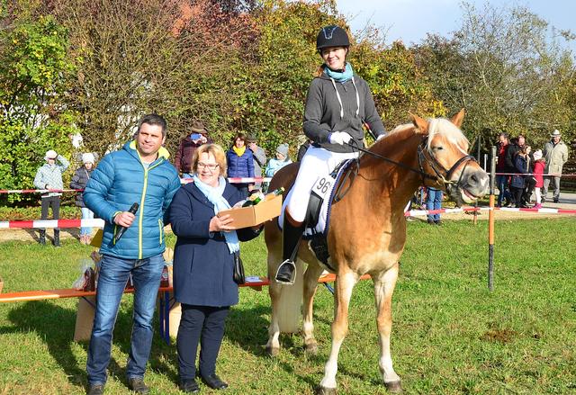 Siegerin Kranzlstechen Petra Leidinger aus Taufkirchen/T.