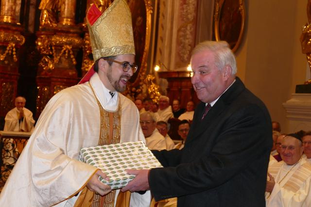 LH Hermann Schützenhöfer überreicht Propst Bernhard Mayrhofer ein Geschenk