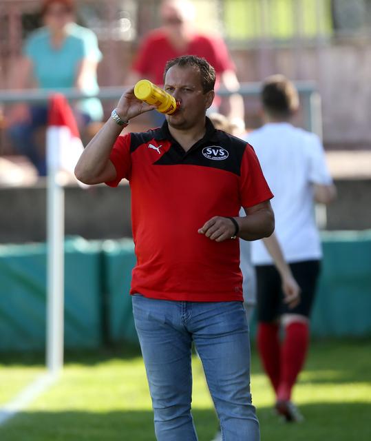 Noch einen kräftigen Schluck für St. jakobtrainer Alexander Suppantschitsch und dann auf die Rückrunde vorbereiten.  | Foto: Foto Kuess/KK