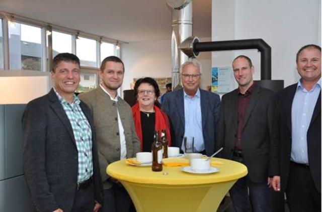 v.l.n.r.: Karl Eberharter (Bgm. Strass i.Z.), Alexander Trettler, Judith Trettler, Peter Hanser (Bgm. Mils), Sebastian Köck (Austroflamm), Manfred Ritt (Schiedel)