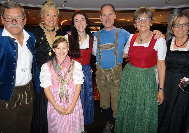 Mauthausen macht Werbung für den Donaumarkt an Bord eines Donau-Kabinenschiffes von Mauthausen nach LINZ! OÖ-Dirndl und Lederhose passt den beiden Amis gut! | Foto: Mauthausen Tourismus