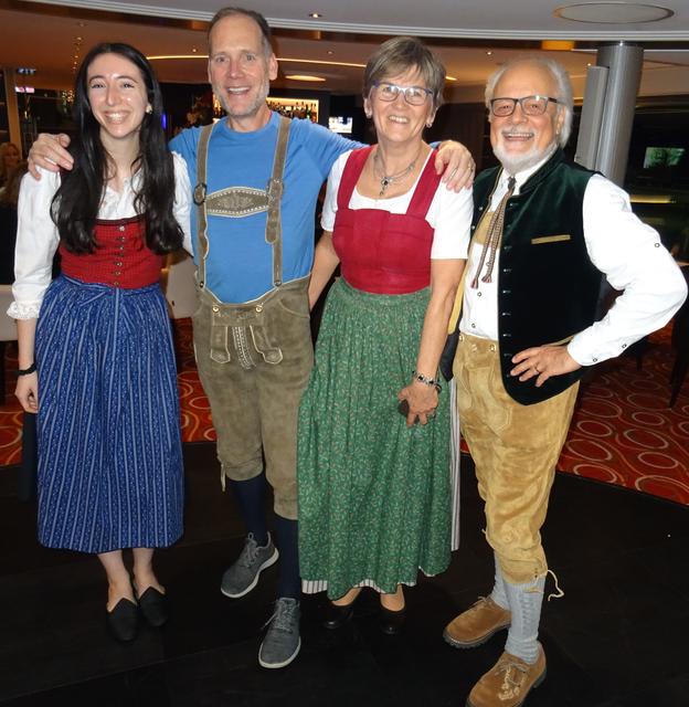 OÖ-Dirndlkleid und Lederhose - die beiden Amerikaner haben unsere Tracht anprobiert. | Foto: Mauthauen Tourismus