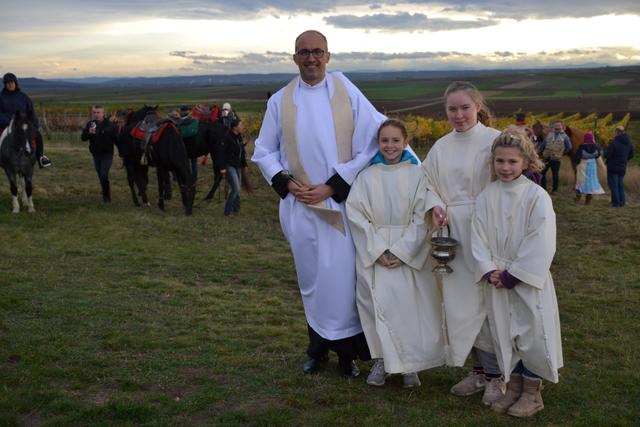 Pater mgr lic. Tomasz Makarewicz SAC mit den Ministrantinnen