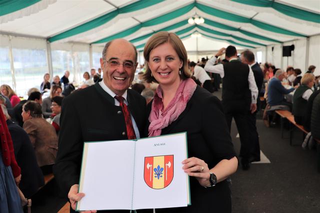 Bgm. Karl Ziegler und LR Barbara Eibinger-Miedl mit dem neuen Hoheitszeichen von Fernitz-Mellach, einem der schönsten Wappen im Bezirk. | Foto: Edith Ertl