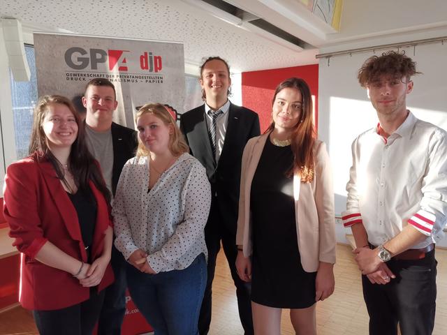 Das neu gewählte Präsidium: Theresa Öfner, Florian Embacher, Sarah Jenewein, Lukas Gradl, Milena Kautecky, David Bernhardt (v.l.n.r.)