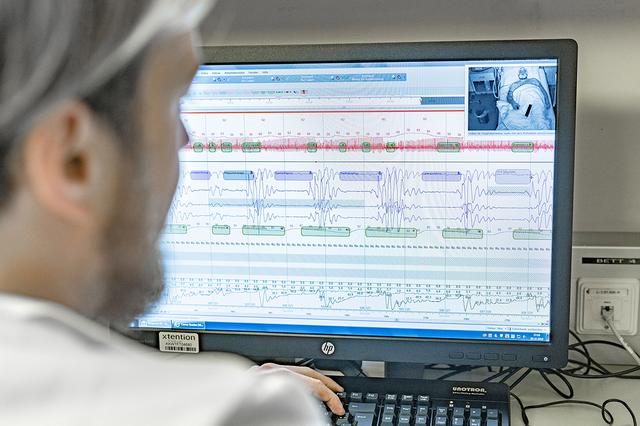 Im Schlaflabor an der Lungenabteilung am Klinikum Wels-Grieskirchen wird der nächtliche Schlaf der Patienten umfassend analysiert.