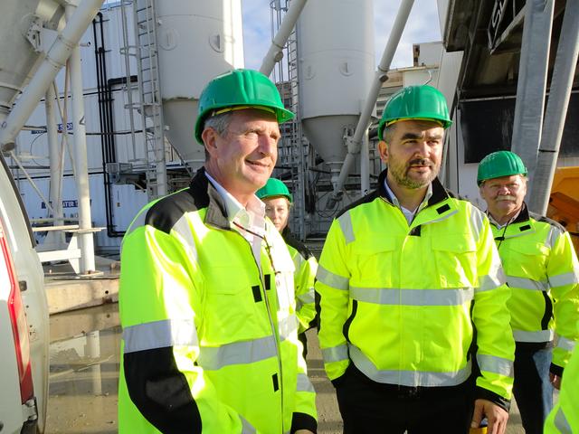 Labg. Ewald Schnecker, LR Heinrich Dorner und BGM Eduard Zach vor der Mischanlage.