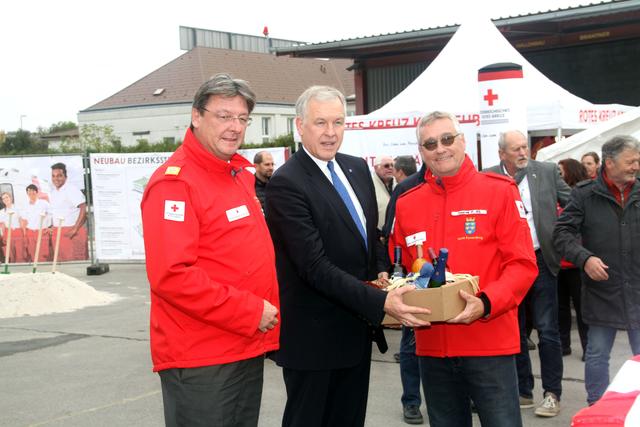 Landesrat Martin Eichtinger übergab einen Geschenkkorb.