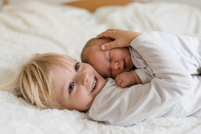 Die kleine Felia Noreia gemeinsam mit ihrer stolzen, großen Schwester Mia Alina
