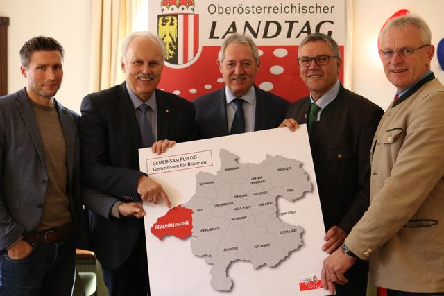 Bei der Pressekonferenz zum Thema "Gemeinsam für Oberösterreich": NR David Stögmüller, LAbg. Walter Ratt, Landtagspräsident Viktor Sigl, LAbg. Bgm. Erich Rippl und LAbg. Ferdinand Tiefnig.