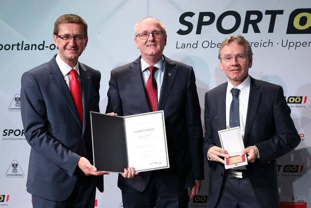 Waldkirchens Bürgermeister Herbert Strasser wurde von Sportlandesrat Markus Achleitner zum Konsulent für Sportwesen ernannt. Der Grund sind seine Verdienste im oberösterreichischen Fußballverband. | Foto: Vanessa Ehrengruber