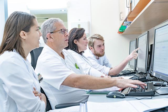Im Schlaflabor: Die Polysomnographie erfasst verschiedene Körperfunktionen, welche im Anschluss ausgewertet werden. Gemessen werden unter anderem Hirn- und Muskelaktivität, Augenbewegungen, Herzrhythmus, Beinbewegungen, Körperlage, Atemgeräusche und Sauerstoffsättigung des Blutes. | Foto: Klinikum Wels-Grieskirchen/Nik Fleischmann