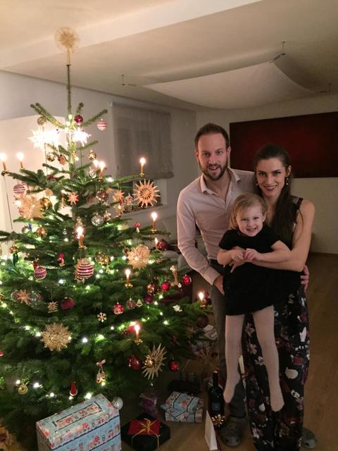 Am 24. Dezember macht Familie Santner ihren traditionellen Spaziergang um den Almsee.  | Foto: Christoph Santner