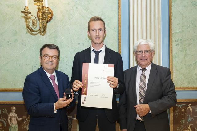 Michael Kothgasser (Mitte) vom Weingut Michael am Rosenberg wurde zum Weinakademiker graduiert.  | Foto: Eva Kelety