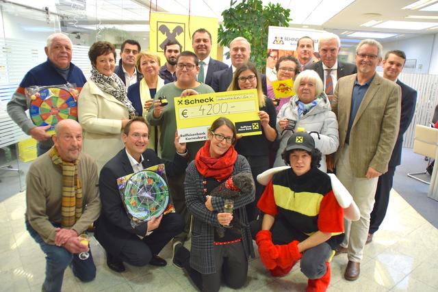 Ein gemeinsames Gruppenfoto am Weltspartag hat bei der Raika Korneuburg schon Tradition.