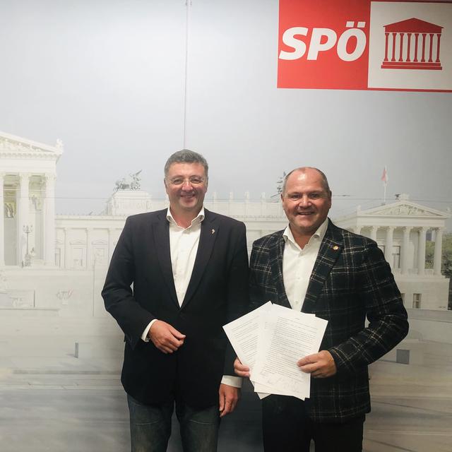 Jörg Leichtfried und Alois Schroll mit dem Antrag. | Foto: Schroll