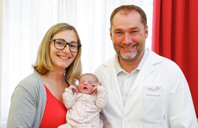 Mama Elisabeth Viehhauser aus Altenmarkt mit der frisch gebackenen Lena Marie und Primar Frank Tuttlies.