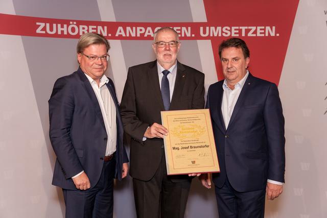 Wirtschaftsbund Niederösterreich Obmann Wolfgang Ecker (r.) und Direktor Harald Servus (l.) überreichen Josef Braunstorfer die Goldene Ehrennadel. | Foto: WBNÖ/Lechner