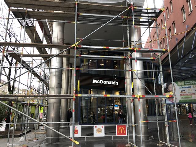 Der McDonalds hat einen Notausgang, der ins Innere des Shopping-Centers führt und natürlich nicht versperrt ist.