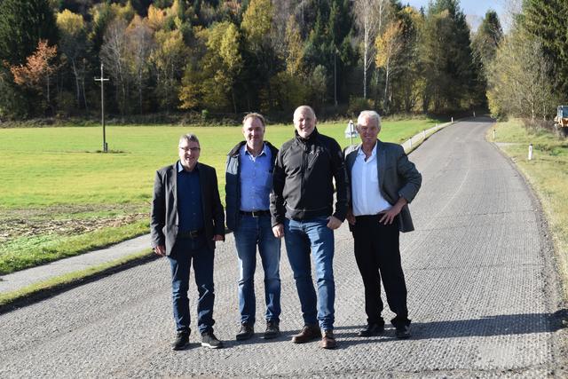 Alte Klagenfurter Straße: Vizebürgermeister Karl Lang, Techniker Christian Huber, Stadtrat Herwig Röttl, Sachbearbeiter Reinhard Krainer (v.l.) | Foto: Friessnegg