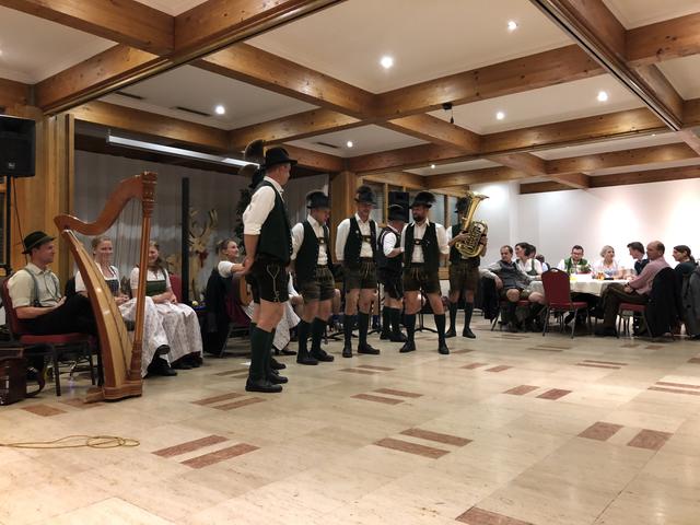 Die Aberseer Musikanten und Pascher brachten beim Volksmusikabend viel Schwung in die Alte Post in Bischofshofen.