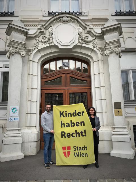 Eine Flagge macht nun den gesamten November auf Kinderrechte aufmerksam.