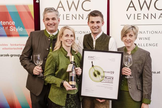 Was für ein Erfolg: Die Familie Strohmeier vom Peiserhof in Wies/Eibiswald hat mit ihrem K&amp;M Infinitum einen Weltmeisterwein bei der International Wine Challenge gestellt: Josef, Karin, Michael und Christa Strohmeier (v.l.)
 | Foto: AWC