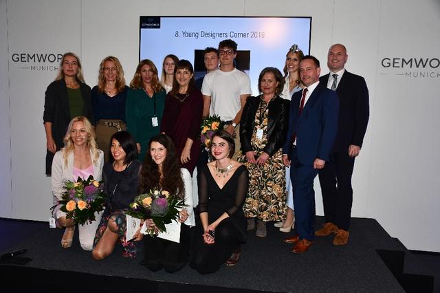 Die Finalisten mit der Jury.