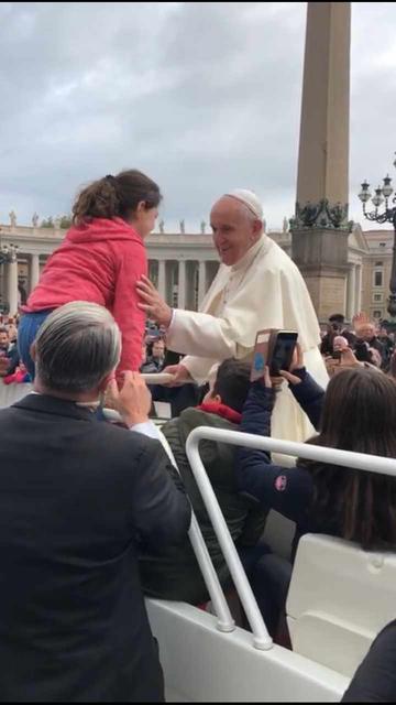 Ilvy Stark aus Hannersdorf mit Papst Franziskus am "Papamobil"