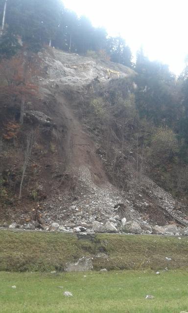 Wegen eines Felssturzes ist die L 741 zwischen Ketten und Döllach bis auf weiteres gesperrt. | Foto: KK