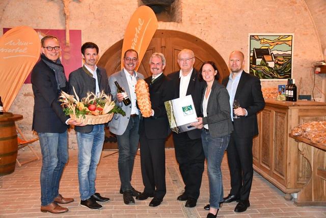 Weinviertel Tourismus- Chef Hannes Weitschacher, Rene Lobner, Kurt Jantschitsch, Karl Wilfing, Johann Gartner, Christine Filipp und Manfred Weihnappel.