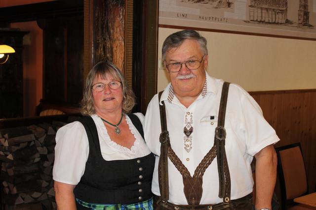 Die Organisation des Dirndltaler Musikstammtisch, Maria und Josef Rathkolb sind echte Volksmusik-Fans. | Foto: Rathkolb