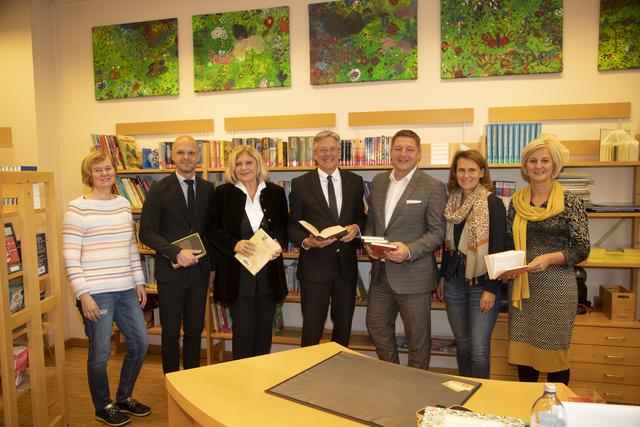 Direktorin Gerlinde Kranner, Bildungsdirektor Robert Klinglmair, Bgm. Maria-Luise Mathiaschitz-Tschabuschnig, LH Peter Kaiser, Bgm. Günther Albel, Direktorin Helga Hunka und Sabine Sandriesser stellten das neue Bildungsangebot vor | Foto: LPD Kärnten/Just