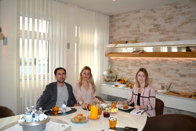 Johannes Pilz mit Lebensgefährtin Valerie und Redakteurin Bettina Talkner beim Business Brunch in der Backwelt Pilz.  | Foto: Mascher