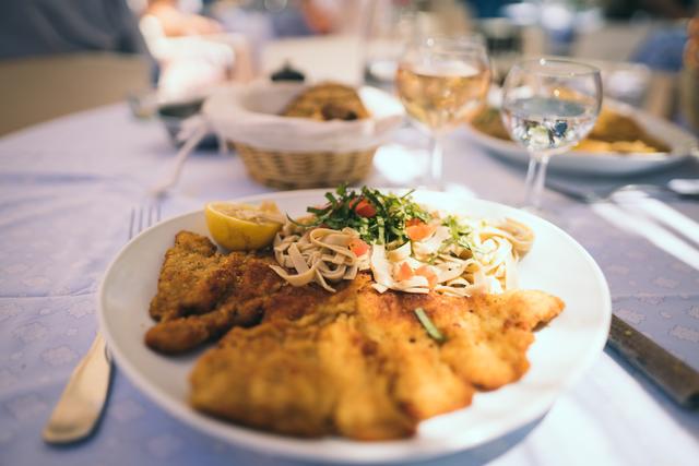 Es geht ums Essen. Das Restaurant des Bürgermeisters bekommt laut Kritikern zu viele Aufträge von der Stadt.