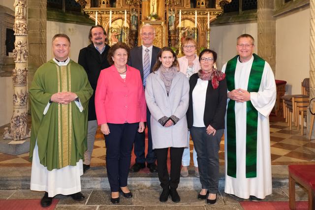 Von links: Pfarrprovisor Karol Bujnowski, Günter Malzner, Martina Maier, Norbert Maier, Julia Matzinger, Monika Preining, Regina Schauer, Dechant Klemens Hofmann. | Foto: Privat