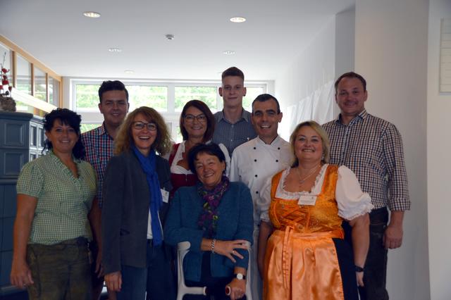 Auch Andrea Außerweger (vorne, 2.v.r.) stattete dem Seniorenheim Pregarten einen Besuch ab. Sie ist nicht nur Bezirkshauptfrau, sondern auch Obfrau des Sozialhilfeverbandes.