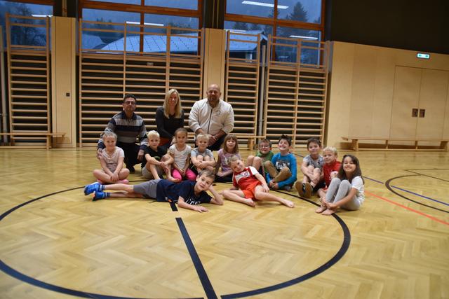 Im Turnsaal haben sich die Mädchen und Buben der ersten Klasse versammelt. Spielerisch werden Konfliktsituationen bewältigt. | Foto: Friessnegg
