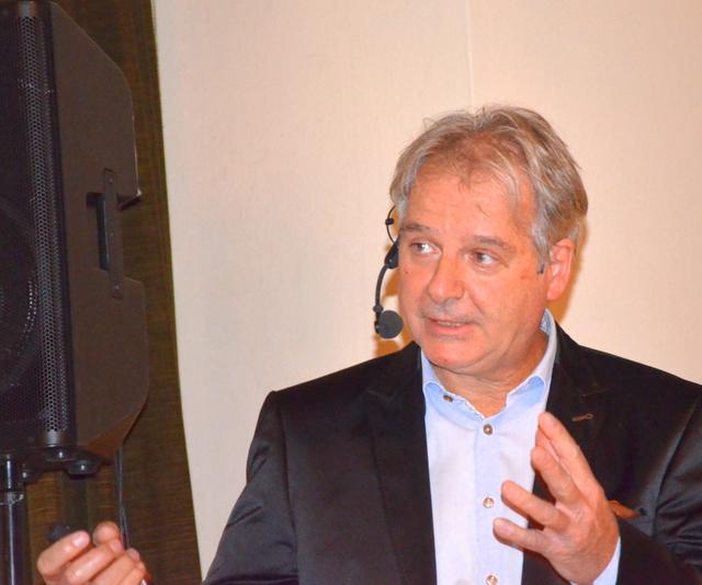 Gut verständlich vertdeutlicht der Mediziner die Schilddrüsen-Problematik