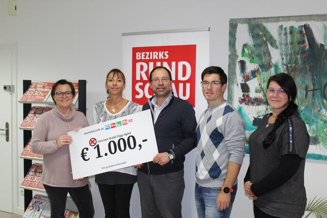 Redaktionsleiterin Kerstin Müller, Gewinnerin Elvira Stein, Geschäftsstellenleiter Klaus Autengruber, Redakteur Philipp Gratzer, Melanie Kaiser (Verkauf).