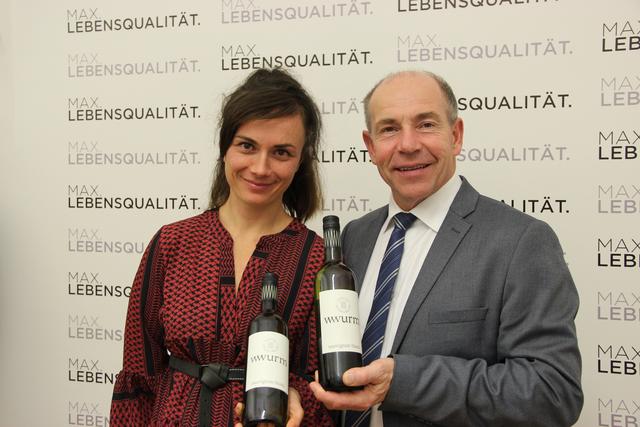 Landesrat Max Hiegelsberger mit Winzerin Irene Wurm aus St.Florian. | Foto: Land OÖ/Affenzeller